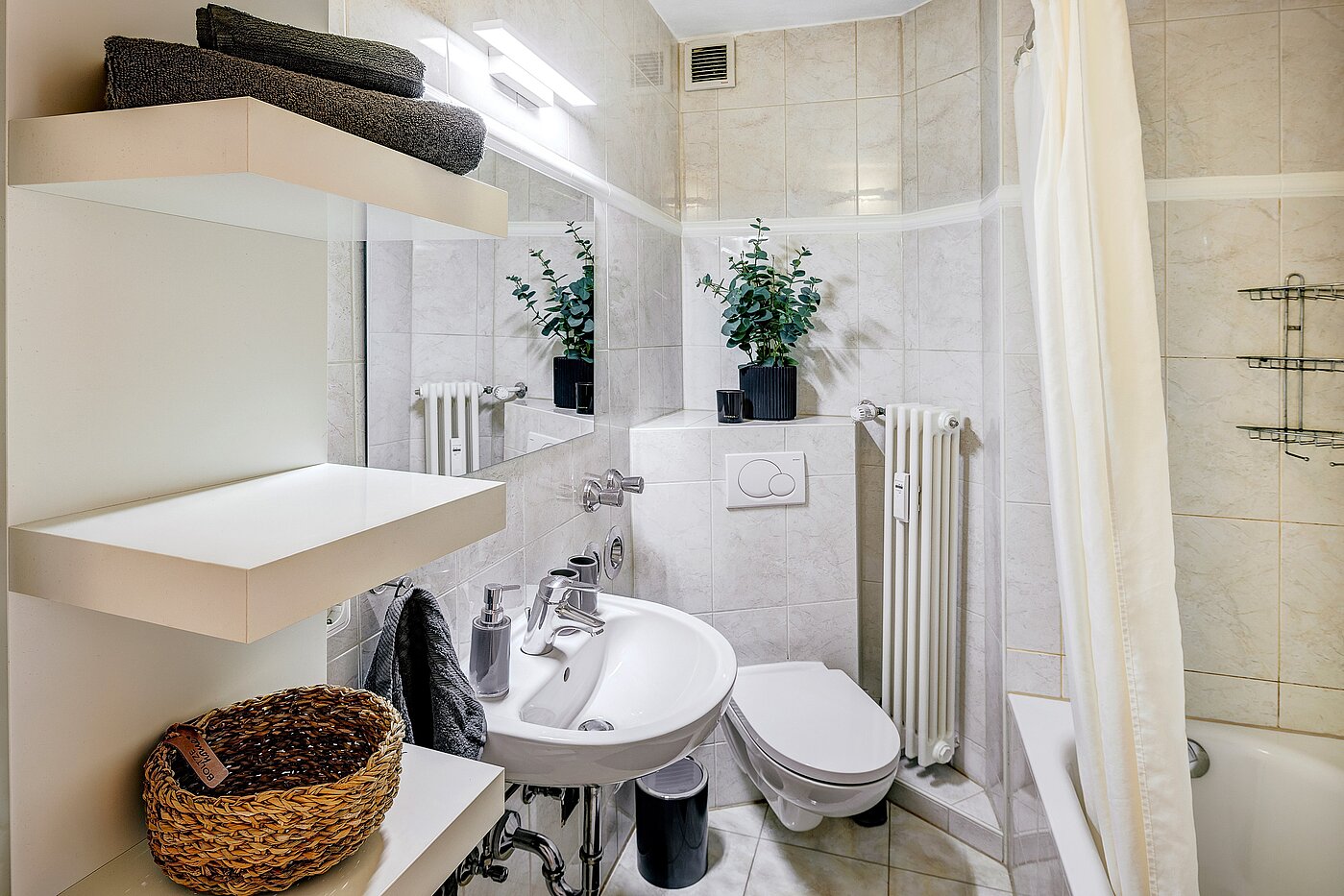 Appartamento a 3 camere | München-Maxvorstadt | 2203ML31 | Badezimmer mit Wanne