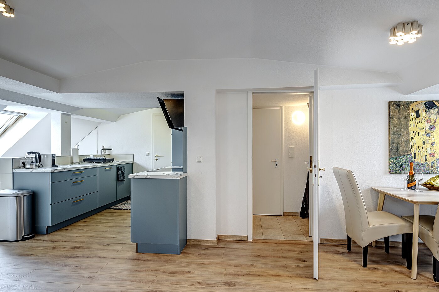 Appartamento mansardato a 4.5 camere | München-Ludwigsvorstadt | 70461 | Wohnen / Essen