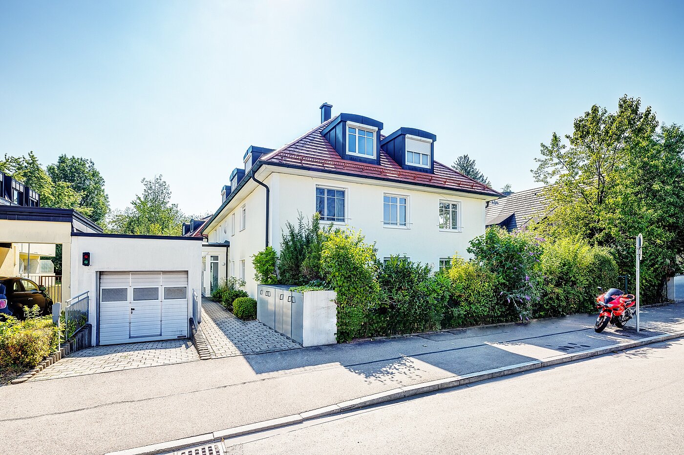 Appartamento a 3 camere | München-Ramersdorf | 2206ML4 | Außenansicht mit TG-Einfahrt