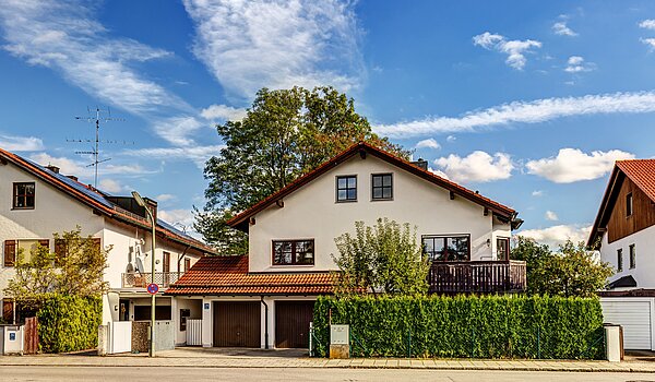 Appartamento a 3 camere | München-Trudering | 70481 | Außenansicht mit Garage