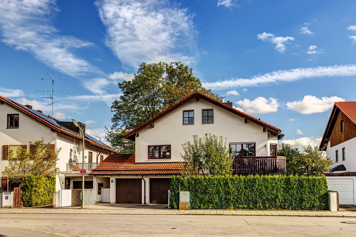 Appartamento a 3 camere | München-Trudering | 70481 | Außenansicht mit Garage