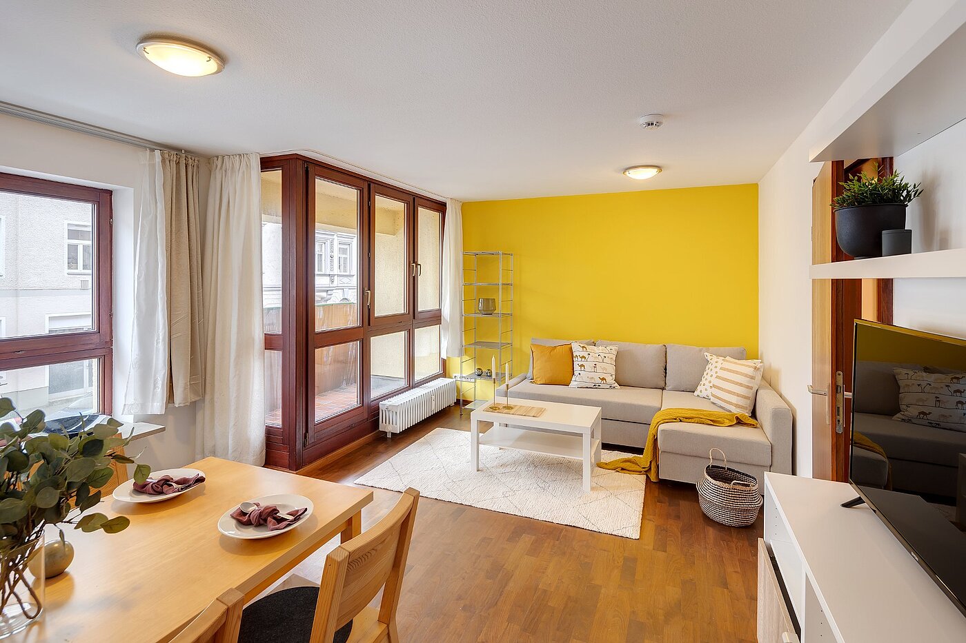 Appartamento a 2 camere | München-Neuhausen | 2012ML5 | Wohnzimmer mit Loggia