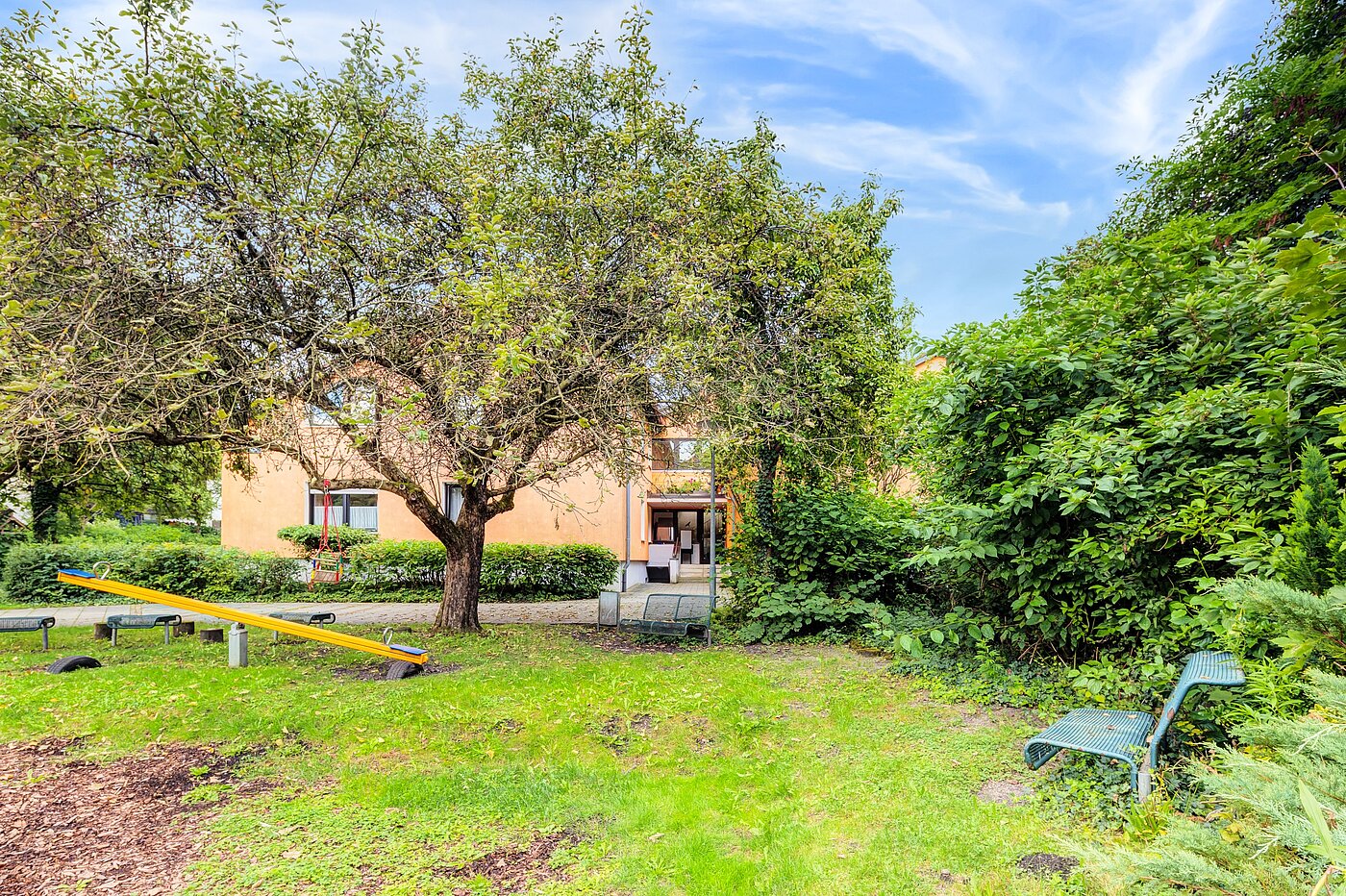 Appartamento mansardato a 3 camere | Karlsfeld | 70217 | Vor dem Haus viel...