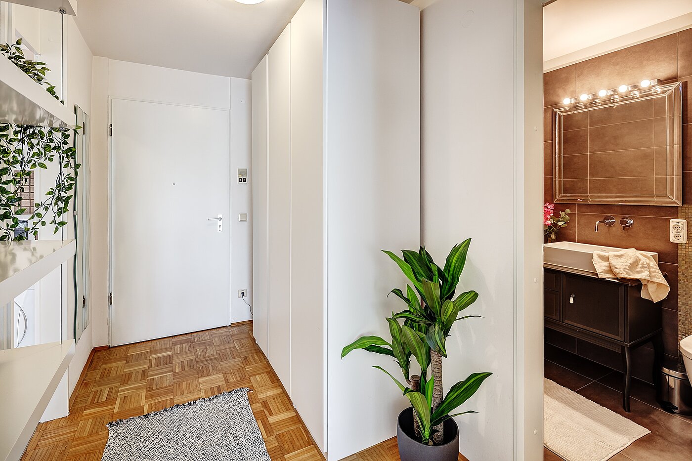 Appartamento a 1.5 camere | München-Bogenhausen | 2203ML2 | Blick zur Eingangstür und zum Bad