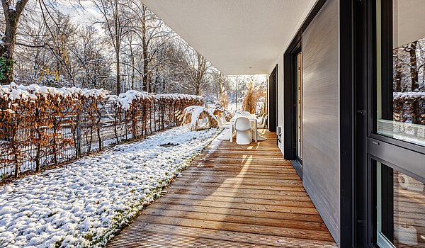 Appartamento al piano terra a 3 camere | 70309 | Umlaufende Terrasse im Winter...