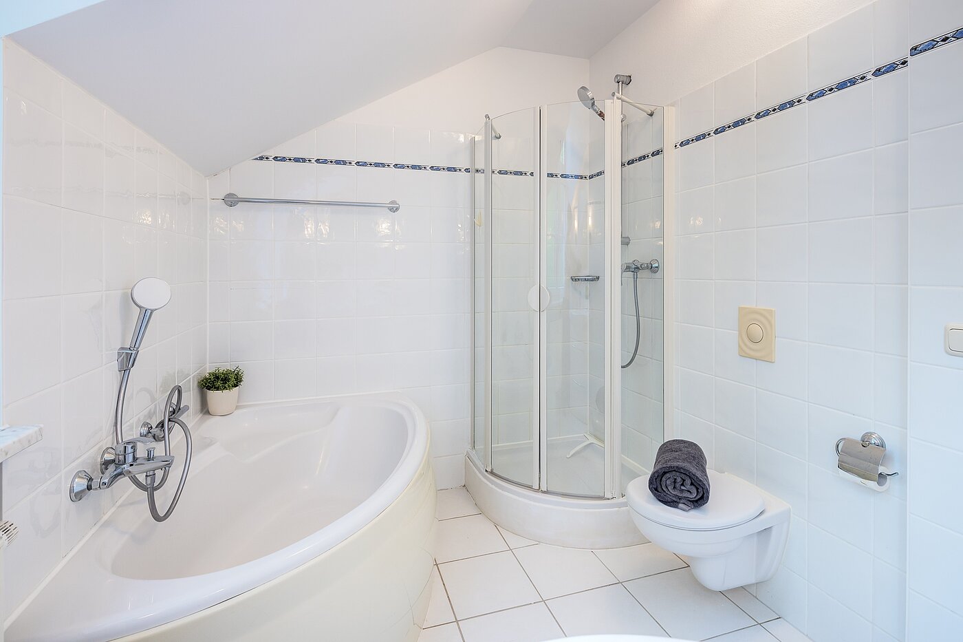 Casa bifamiliare a 5 camere | München-Trudering | 70269 | Eckbadewanne und Dusche