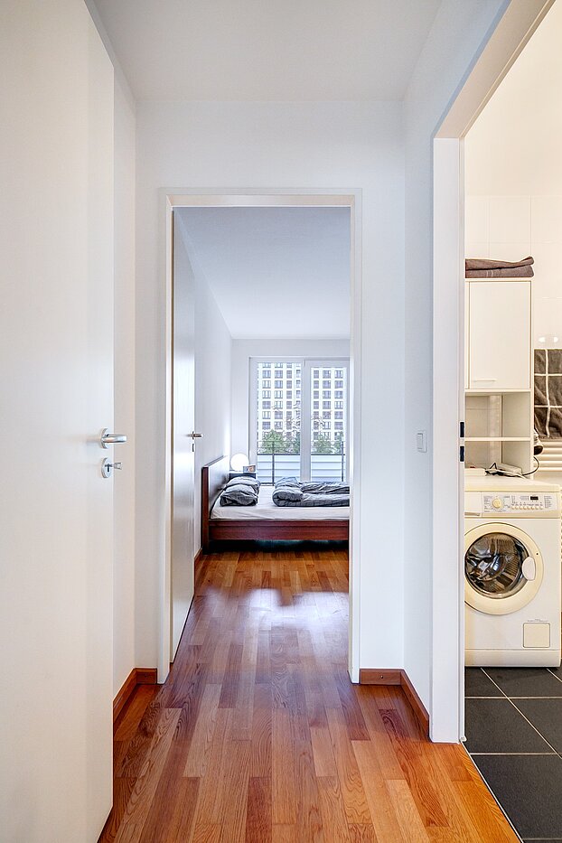 Appartamento a 2.5 camere | 70020 | Flur Blickrichtung Schlafzimmer und Bad