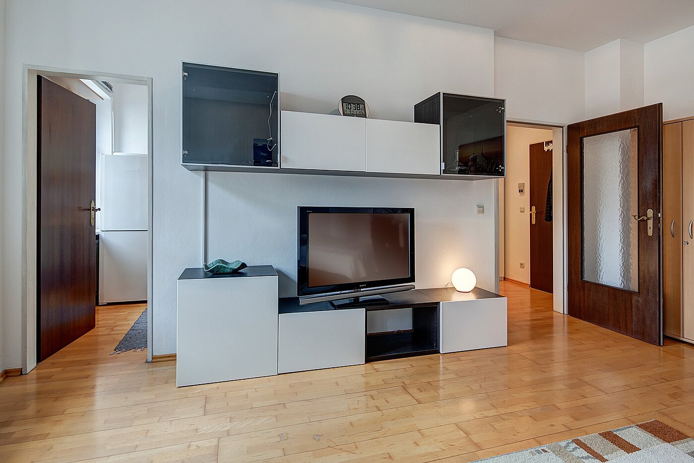Appartamento a 1 camera | München-Schwabing | 2111ML3 | Anbauwand mit Flatscreen
