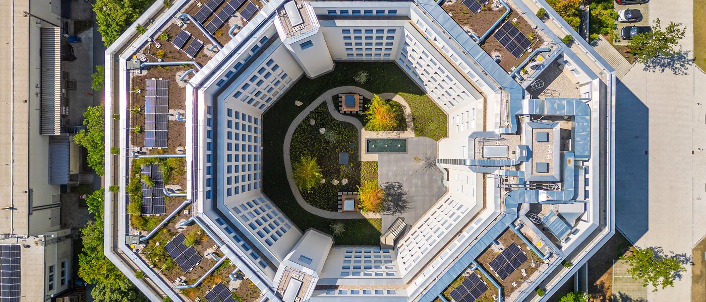 abitazione Unterföhring 02 cortile interno  14037