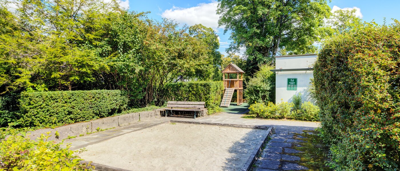 appartamento Pullach im Isartal 03 cortile interno  14573