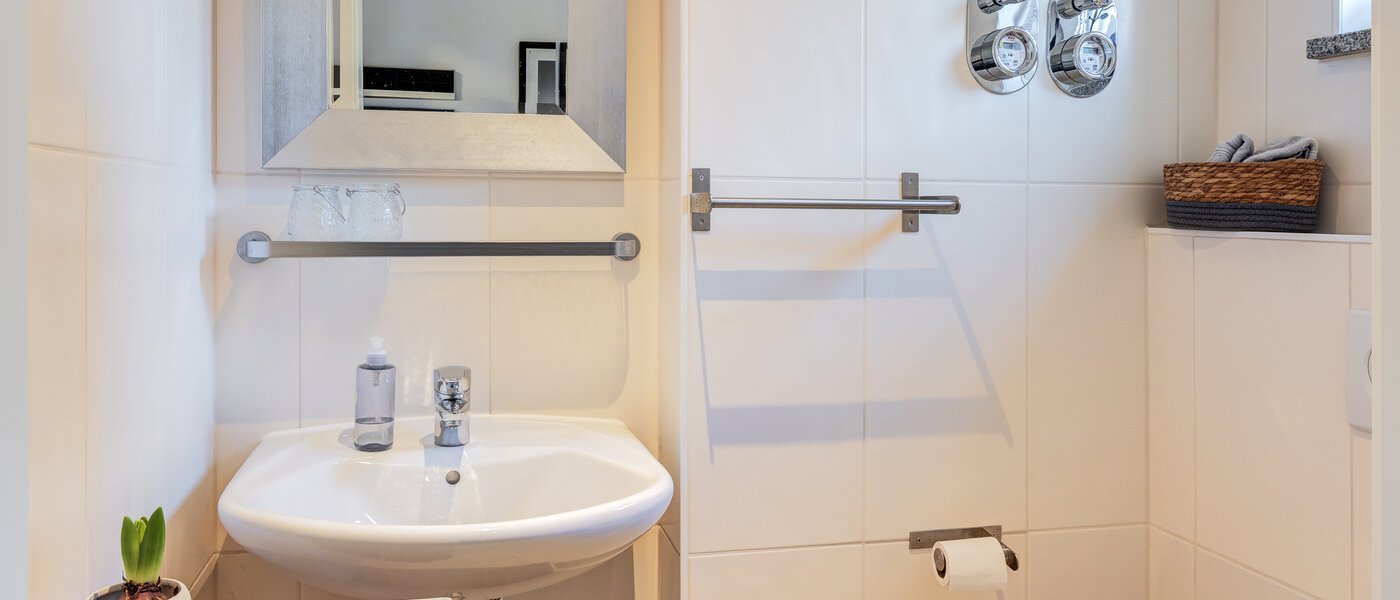 casa a schiera ad angolo München Untermenzing 01 toilette per gli ospiti 14723