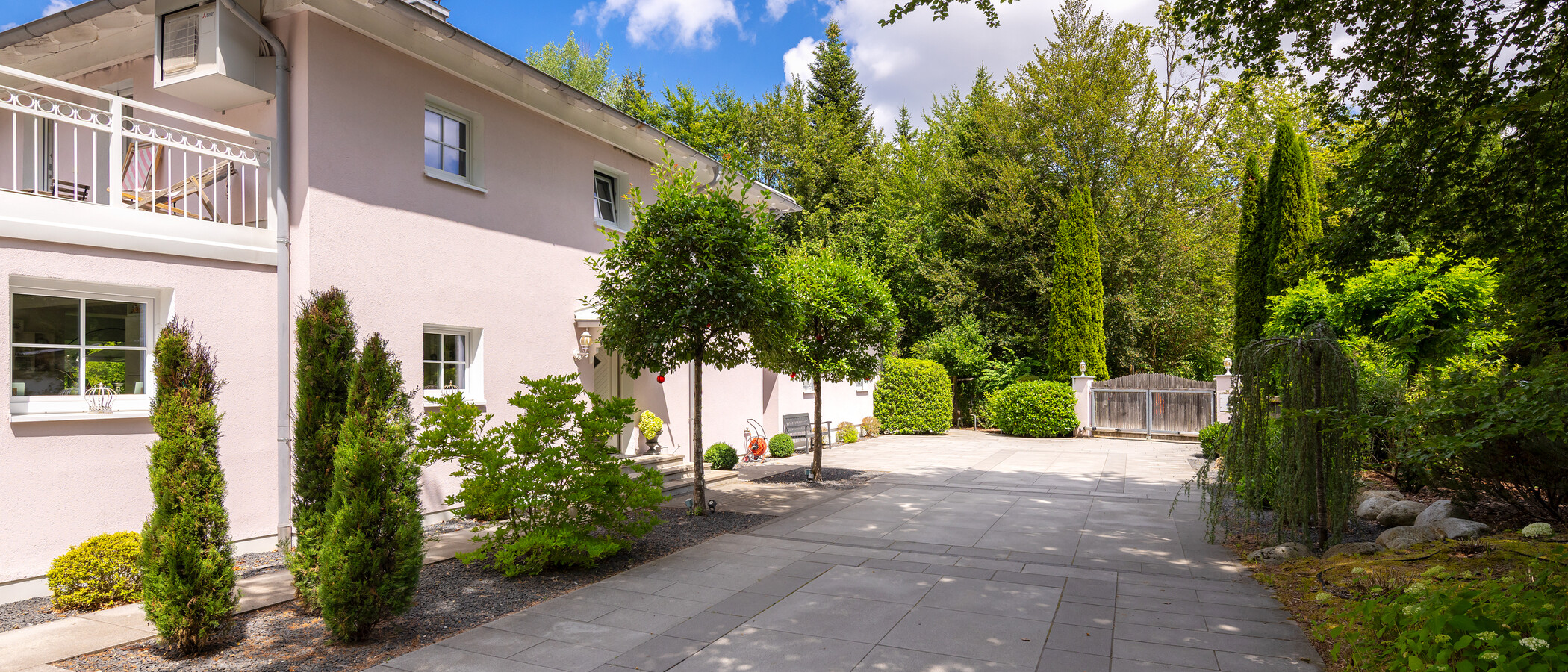 villa Oberhaching 01 Ingresso del cortile 14925