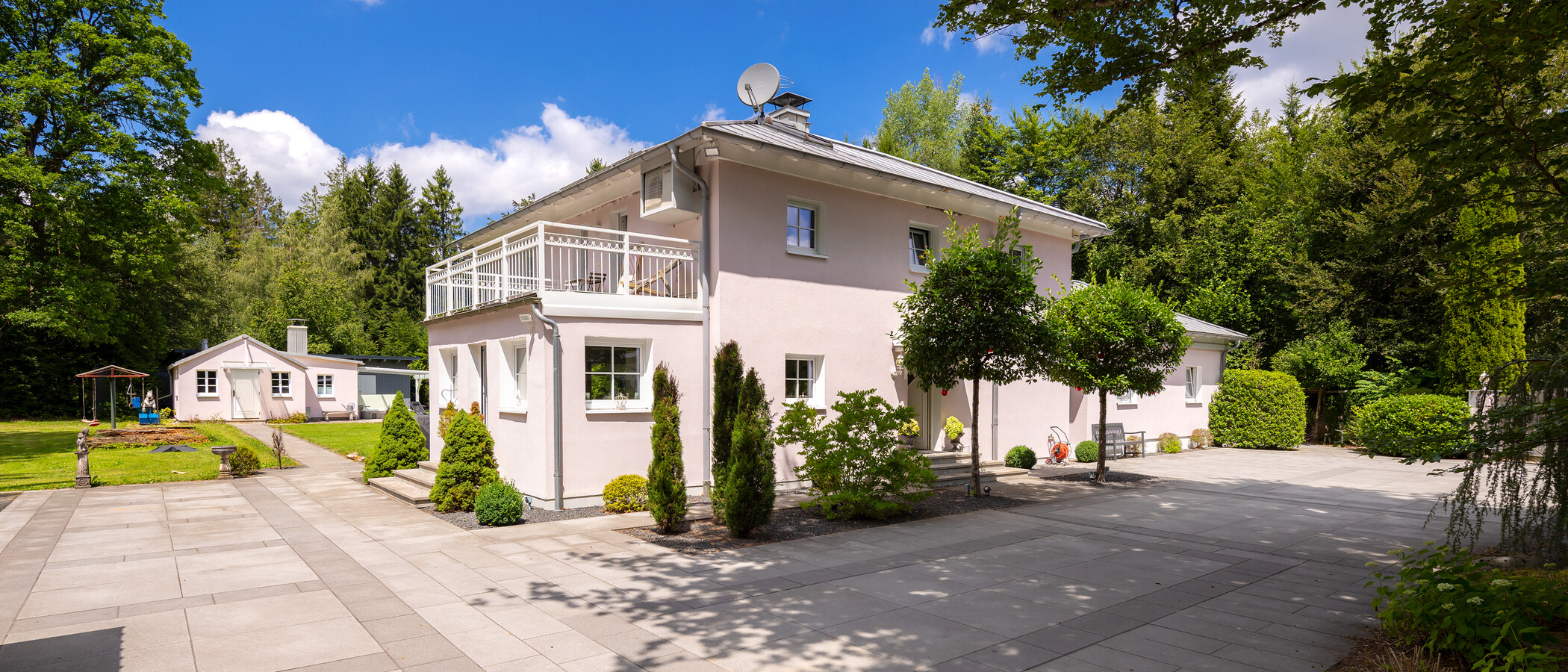 villa Oberhaching 02 Ingresso del cortile 14925