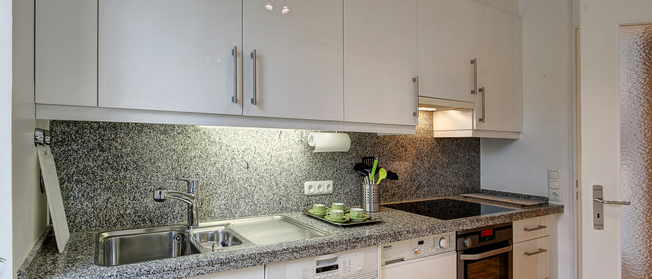 attico con terrazzo München Arabellapark 03 cucina 9024