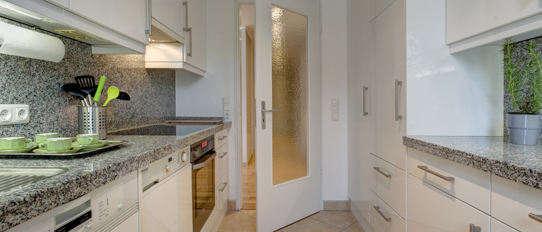 attico con terrazzo München Arabellapark 04 cucina 9024