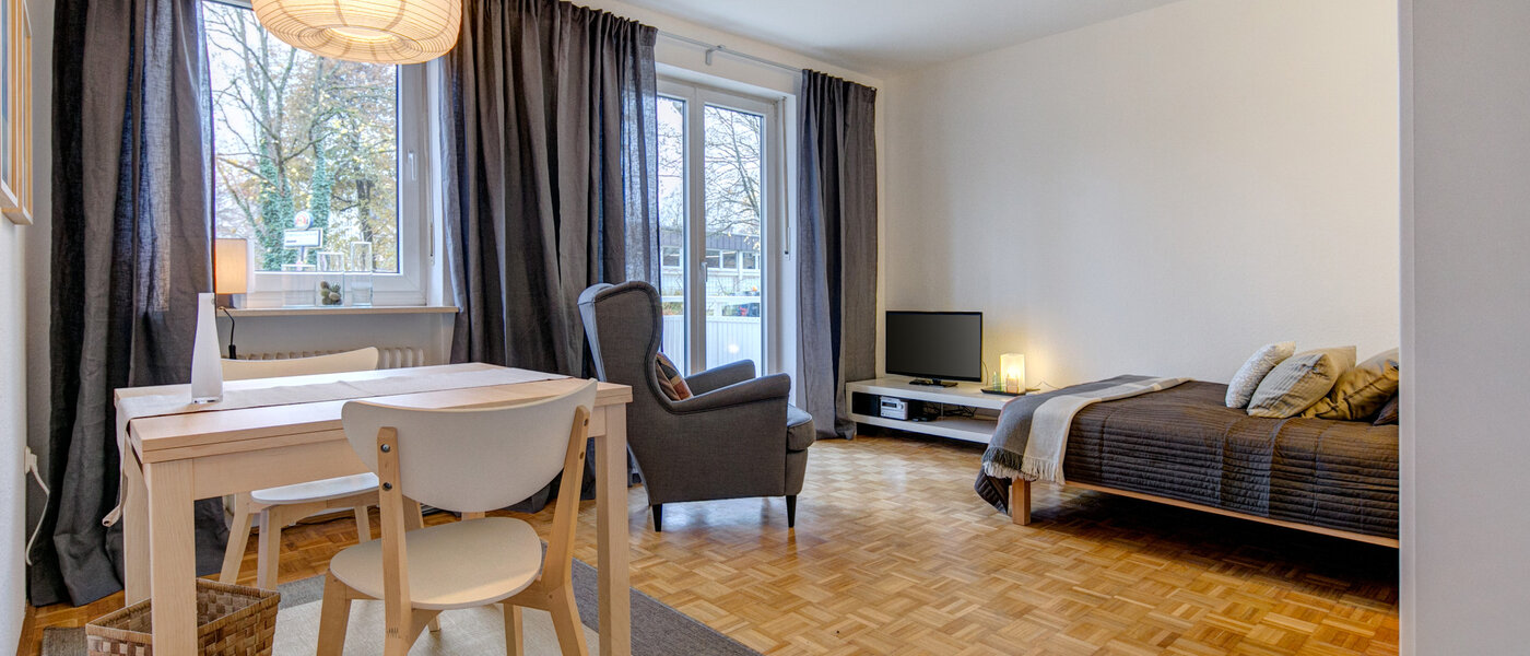 appartamento München Harlaching 04 soggiorno 9099