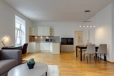 Appartamento soleggiato in edificio d'epoca, vicino a Bordeauxplatz