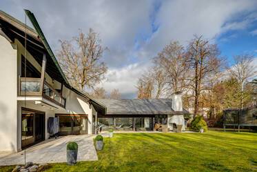 Spaziosa villa con piscina in un'ambita località di Gründwald