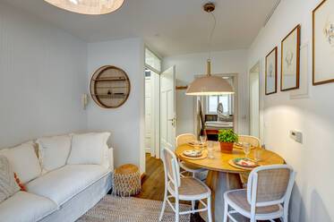 Appartamento storico modernamente arredato sul fiume Isar