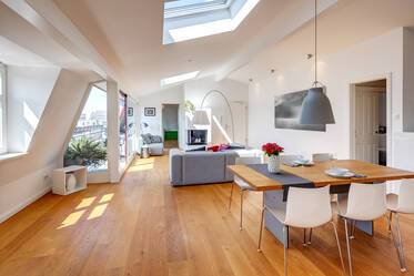 Bellissimo appartamento mansardato con balcone e garage