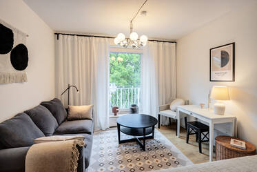 Zona residenziale popolare, appartamento arredato con gusto