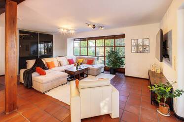 Casa bifamiliare con giardino, ideale per famiglie