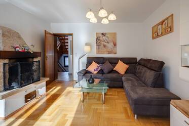 Casa ammobiliata con giardino, piscina e caminetto