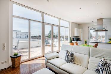 Attico con terrazzo molto ben arredato, a Trudering