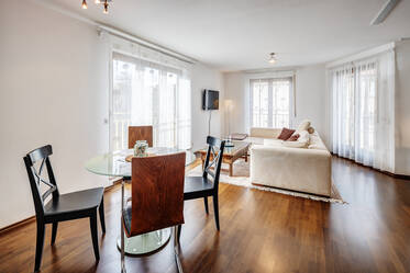 Luminoso monolocale con balcone e lavatrice