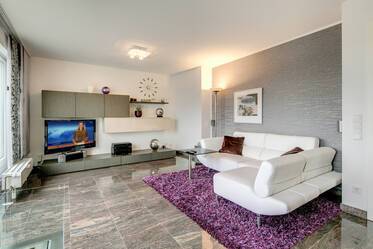 Attico con terrazzo molto ben arredato, a Unterhaching