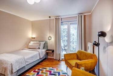 Maxvorstadt - Fermata della metropolitana di Josephsplatz nelle vicinanze