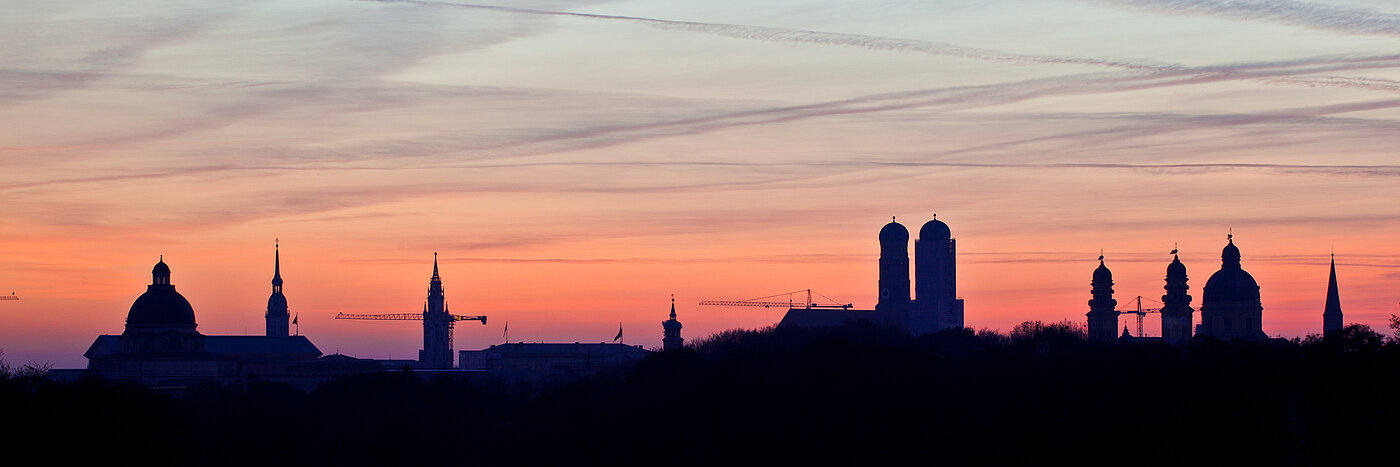 Skyline von München Zu sehen ist die Skyline von München, im Hintergrund ist der rosa eingefärbte Himmel